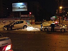 В Екатеринбурге водитель, уходя от погони автоинспекторов, врезался в столб