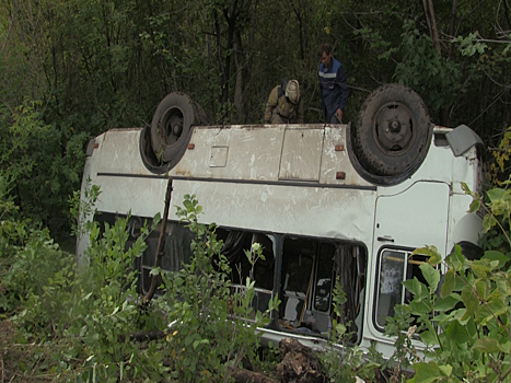 На трассе Самара - Оренбург рейсовый автобус съехал в кювет