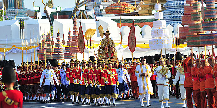 Король Таиланда приветствовал десятки тысяч собравшихся перед Большим королевским дворцом