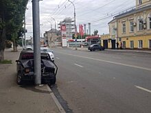 Двое человек на «Жигулях» пострадали в ДТП со столбом в центре Саратова