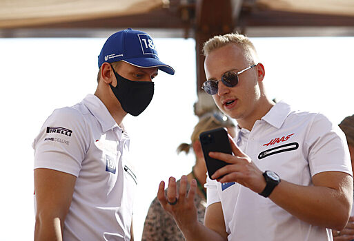 Никита Мазепин рассказал, зачем подарил Шумахеру валенки