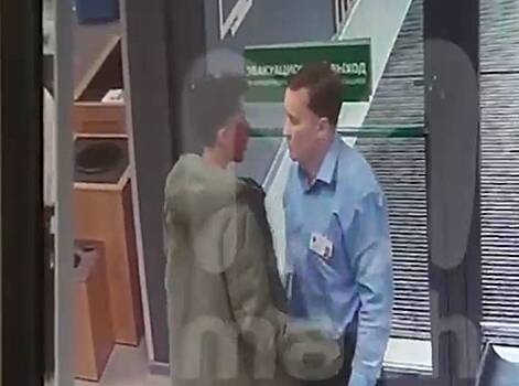 Девушка избила охранника магазина в Подмосковье и попала на видео