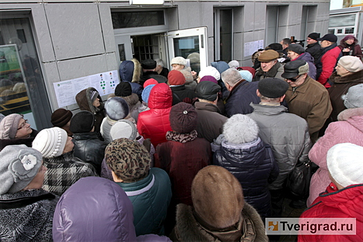 В Твери вкладчики устроили давку у отделений лишенного лицензии банка