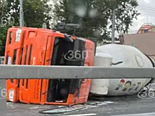 Бетономешалка опрокинулась и залила цементом дорогу в Москве