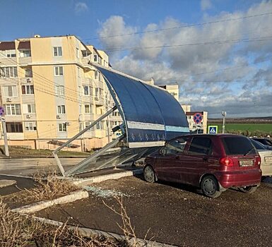 Сильный ветер повалил остановку на припаркованный автомобиль в Саратове