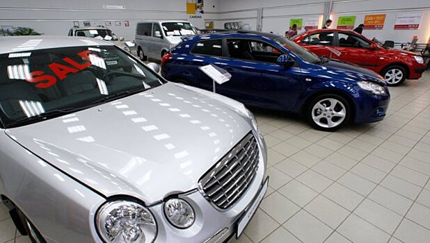 Продажи автомобилей в России в феврале упали на 13,4%