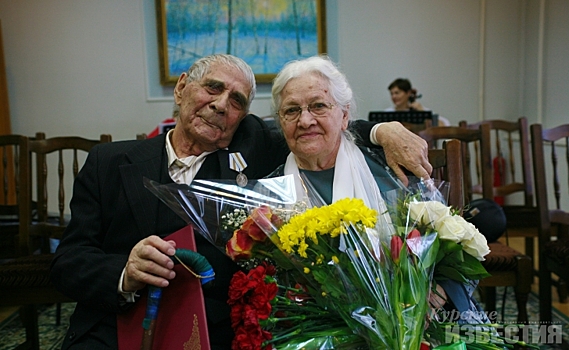 В Курске поздравили пару с 65-летием совместной жизни