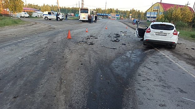 В ХМАО автомобиль врезался в междугородний автобус