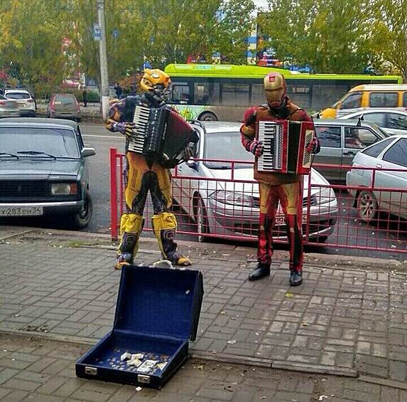 Железный человек и трансформер уже давно выступают на улицах Волгограда