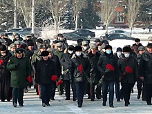 Новосибирцы возлагают цветы к Монументу Славы в честь Дня защитника Отечества