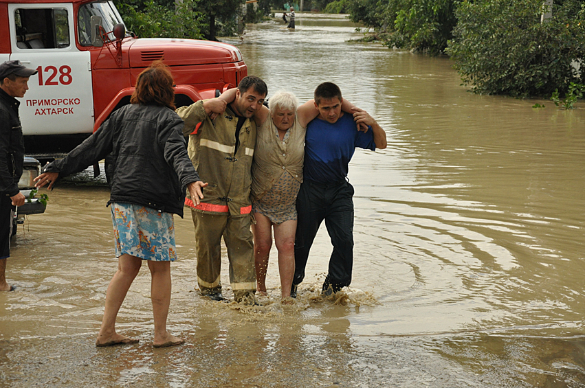 Эвакуация пожилой женщины во время наводнения в Крымске