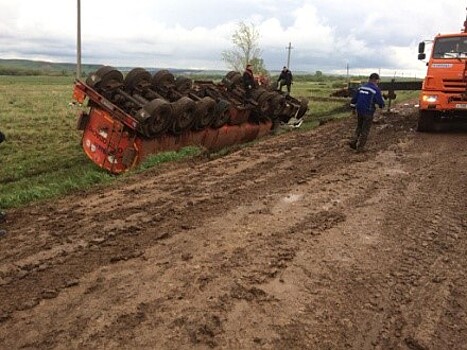 На дороге в Оренбургской области перевернулся большегруз с нефтепродуктами