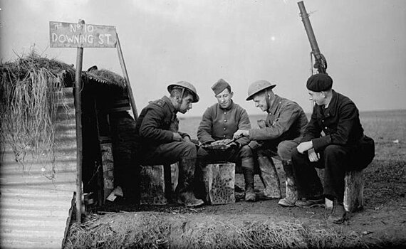 День в истории: крупный пожар в Казани, спасение заложников Беслана и начало "Странной войны"