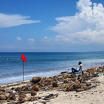 Пляж на Бали завалило мусором после шторма