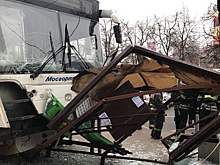 Опубликовано видео с места наезда автобуса на остановку