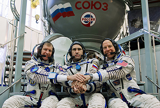 Члены экипажа МКС-46/47 у тренажера корабля «Союз ТМА-М» 