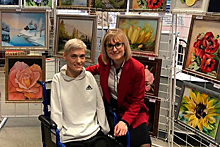 В Барнауле открылась выставка рисующей ногами художницы