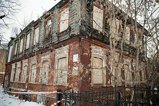 У разрушающегося дома на Герцена,30 демонтируют второй этаж