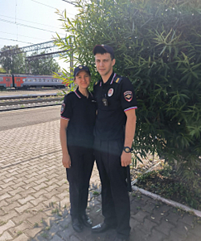 Молодая супружеская пара Будановых из транспортной полиции Нижнего Тагила принимает поздравления с Днем семьи, любви и верности