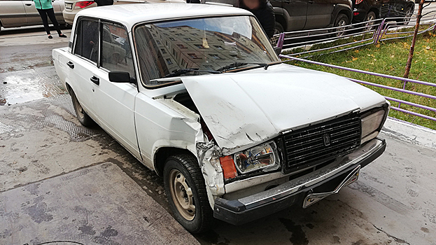 В Надыме полицейские задержали пьяного ямальца, «собравшего» несколько иномарок во дворе жилого дома. ФОТО