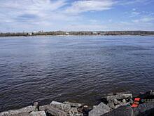 В Челябинске спецтехника скосит траву на дне реки Миасс