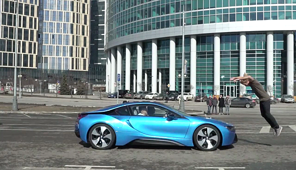 Невероятный прыжок через мчащийся навстречу BMW