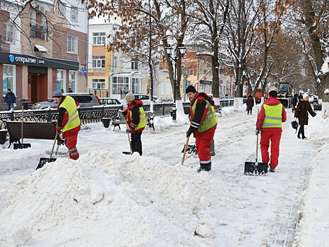 Тверь от снега убирают 70 единиц техники и 150 дворников