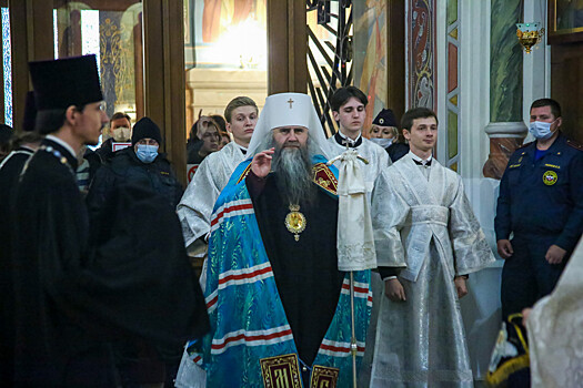 Митрополит Георгий провел пасхальные богослужения в Александро-Невском соборе