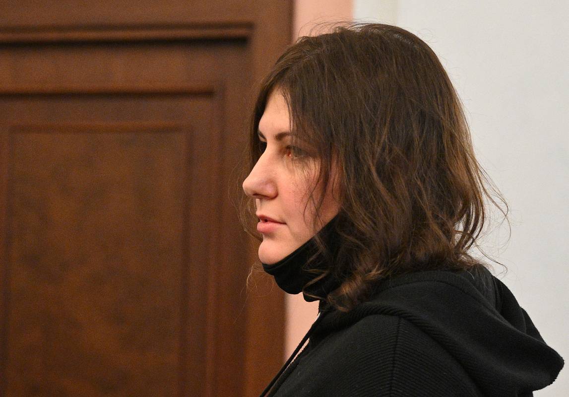 Новая владелица квартиры Долиной собралась выбросить мебель артистки