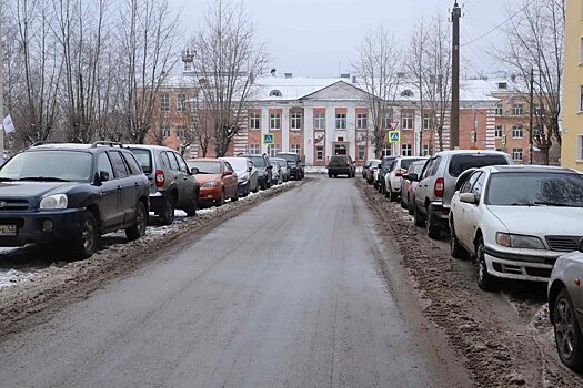 Припаркованные на улице Правды автомобили блокируют проезд для спецслужб