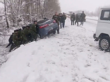 Под Воронежем солдаты вытащили вылетевшую в кювет иномарку: видео появилось в сети