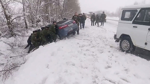 Под Воронежем солдаты вытащили вылетевшую в кювет иномарку: видео появилось в сети