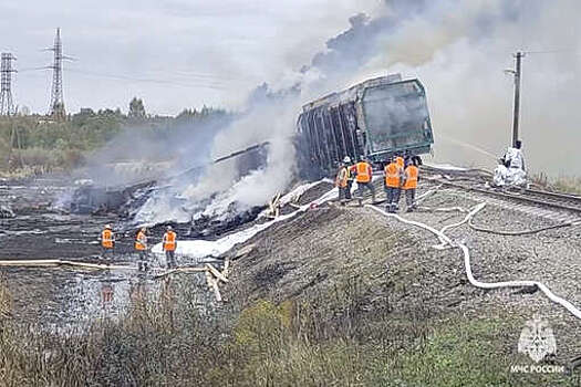 МЧС: опубликованы новые кадры тушения пожара на ж/д путях в Смоленской области