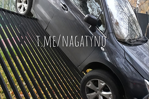 В Москве заметили вертикально припаркованный на заборе автомобиль