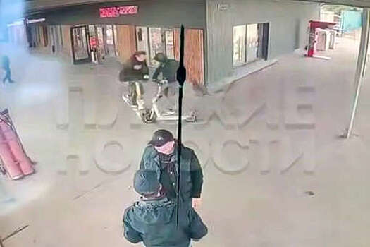 В Алтайском крае самокатчики столкнулись лбами и попали на видео