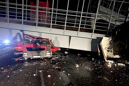 Грузовик на трассе в Пермском крае снес пешеходный мост, погибли два водителя
