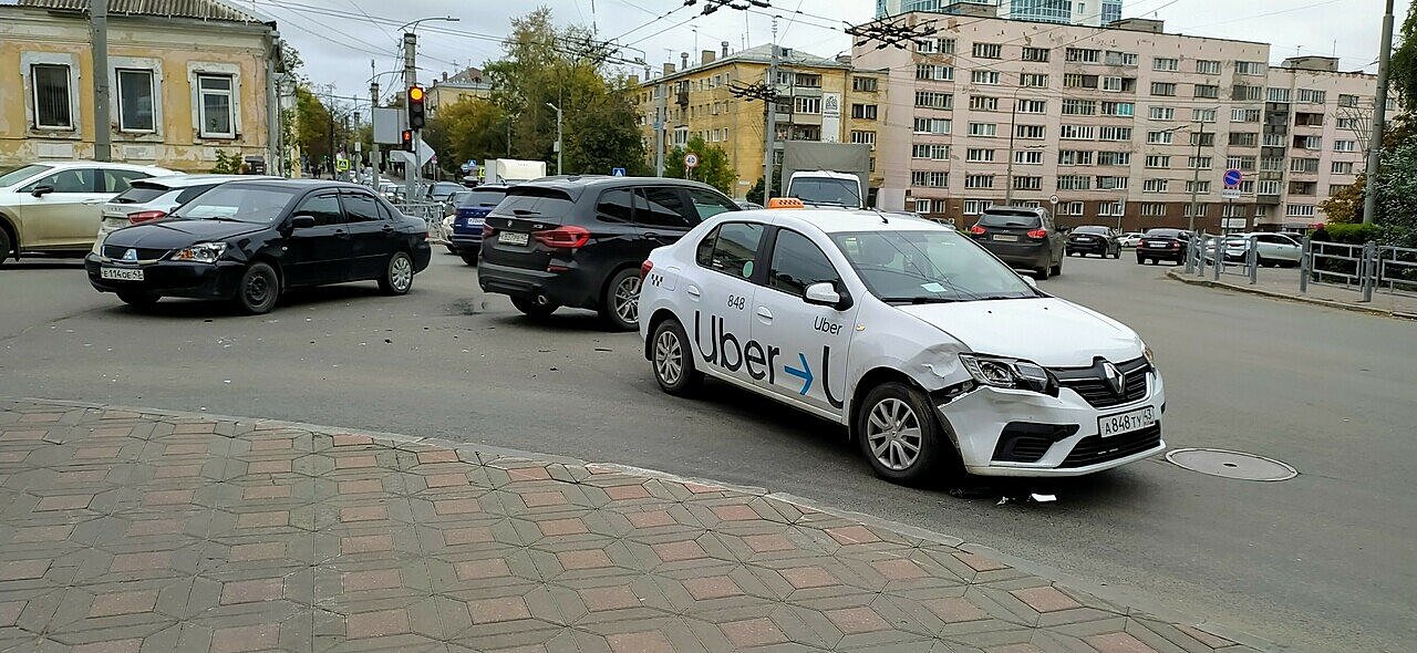 В центре Кирова в ДТП попал очередной таксист