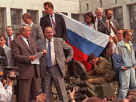 Зачем Борис Ельцин в 1991 году залез на танк? Предыстория знаменитого фото