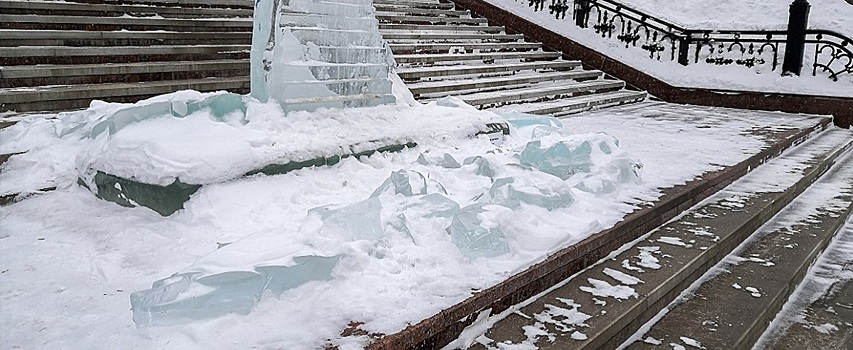 Шесть ледовых скульптур сломали у Михаило-Архангельского кафедрального собора в Ижевске