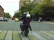 Езда детей на мопеде на заднем колесе напомнила москвичам о естественном отборе