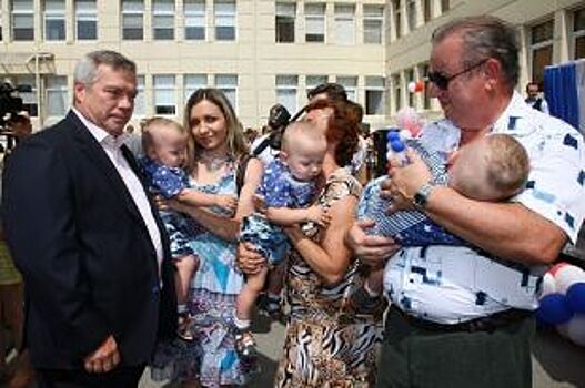 Как в Ростовской области поддерживают семьи с тройняшками?