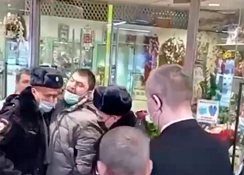 Охранник без маски напал на москвича за отсутствие маски