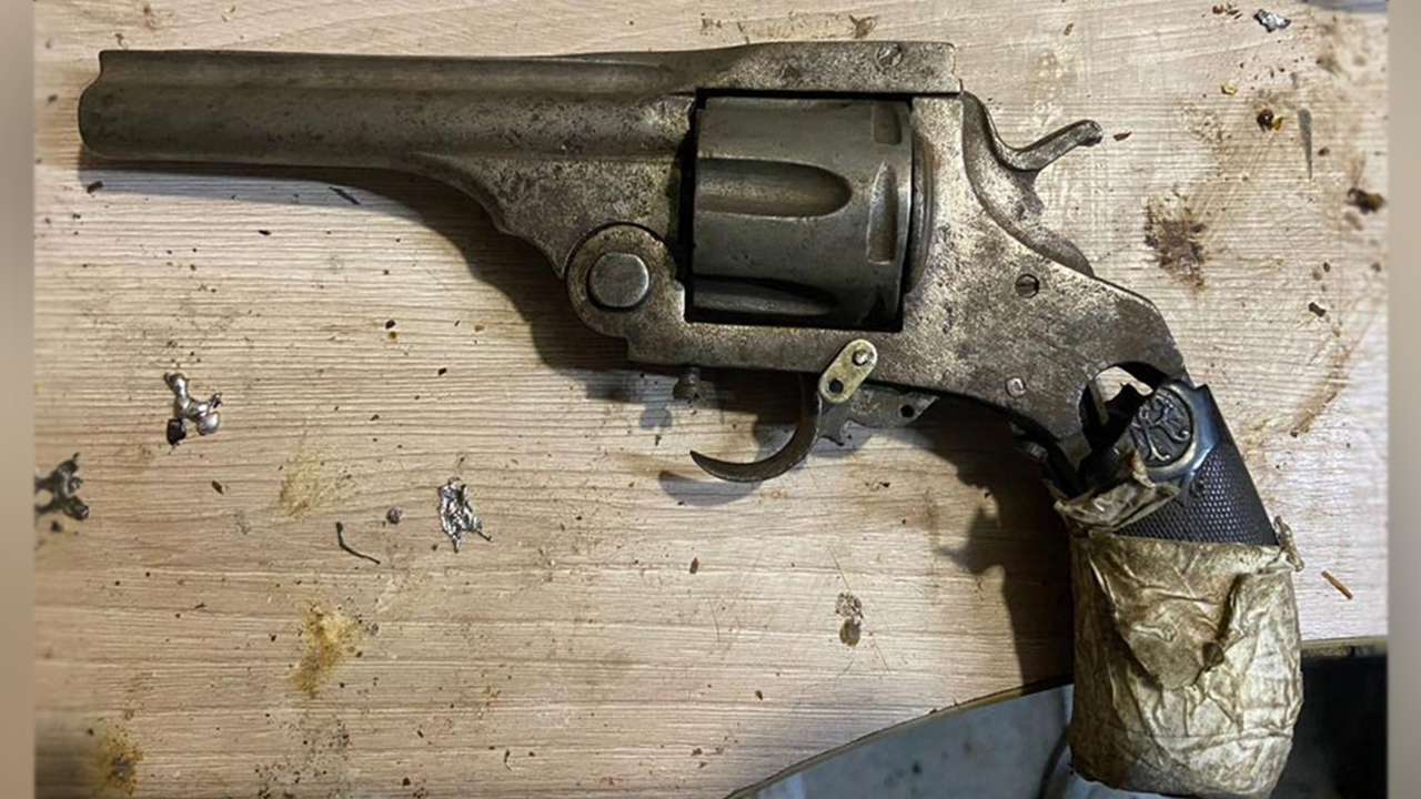 Полиция уличила двух жителей Саратовской области в незаконном хранении одного раритетного револьвера