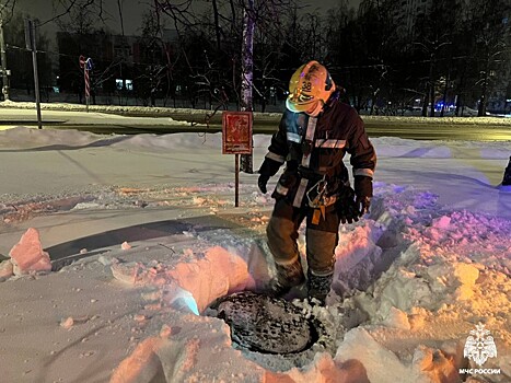 Специалисты проводят проверку пожарных гидрантов