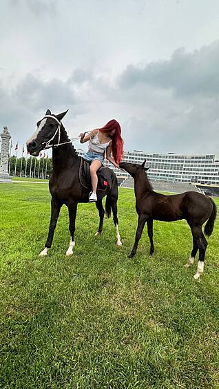 Также этим летом спортсменка прокатилась на лошадях и прогулялась по Великой Китайской стене
