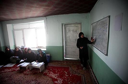 Талибы* запретили ходить девочкам в школы
