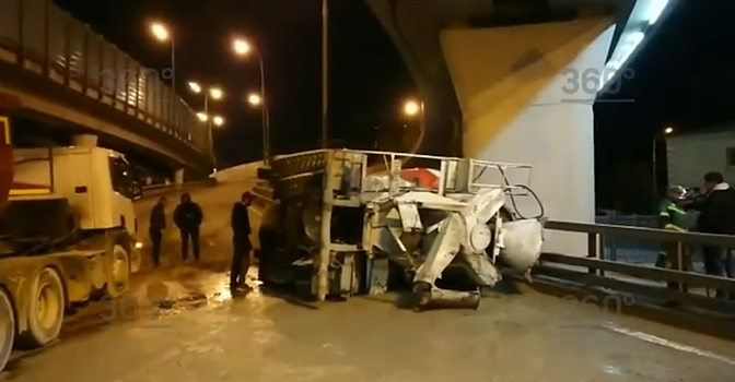 Бетономешалка опрокинулась на перекрестке московских улиц. Видео