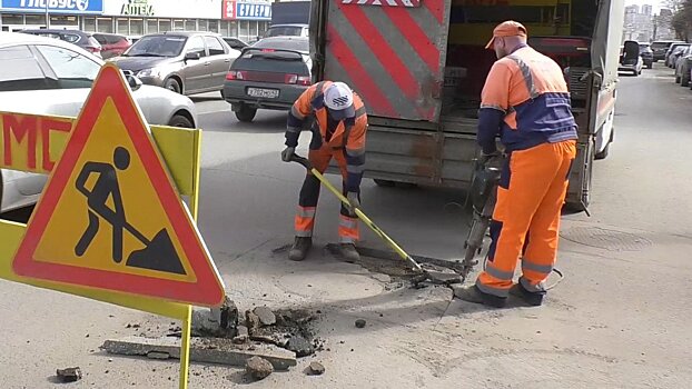 В Кирове восстанавливают дорожное покрытие вокруг колодцев