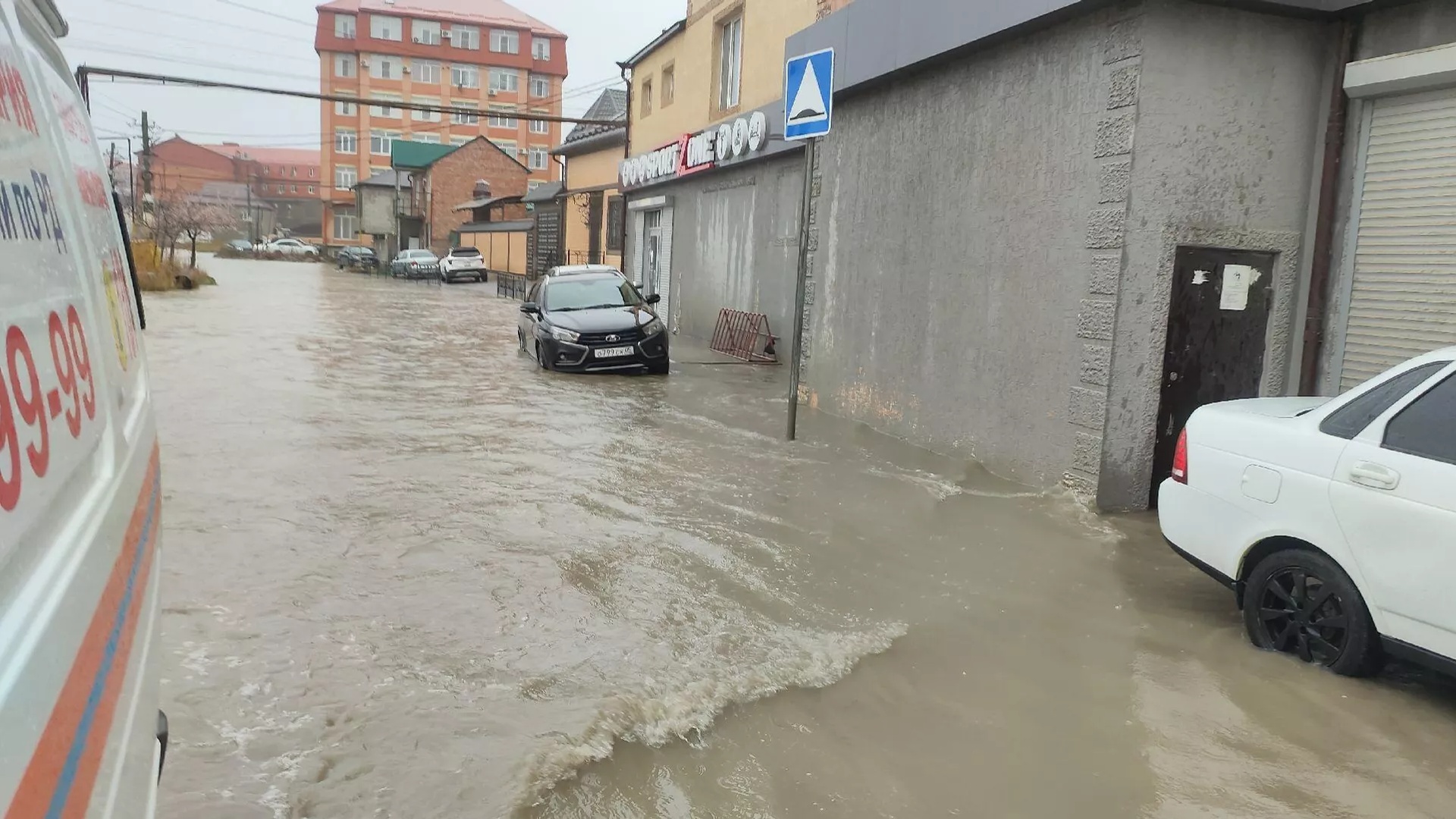 В Дагестане задерживаются поезда из-за подтопления дороги
