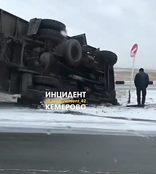 Фура перевернулась на дороге в Кемеровском районе